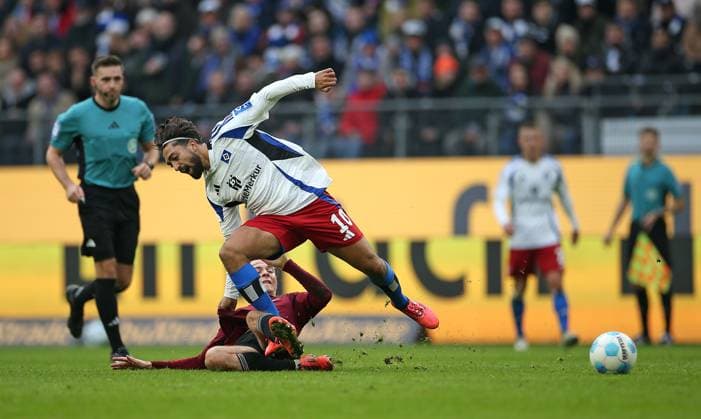 03.11.2024, Fussball 2. Bundesliga 2024 2025, 11. Spieltag, Hamburger SV - 1. FC Nürnberg , im Volksparkstadion Hamburg. (L-R) Caspar Jander (Nürnberg) gegen Immanuel Pherai (Hamburg)