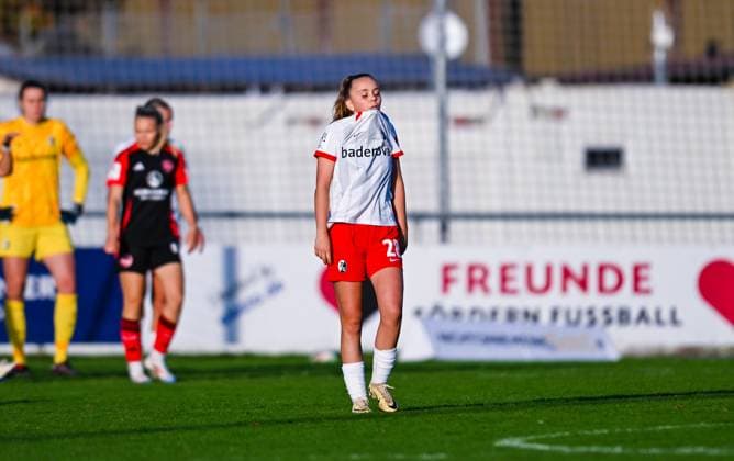 Mia Scholle (SC Freiburg II) ist enttaeuscht, 2. Frauen-Bundesliga, 1. FC Nuernberg vs SC Freiburg II, Sportpark Valznerweiher am 03. November 2024 in Nuernberg, Deutschland. (Foto von Silas Schueller DeFodi Images) Mia Scholle (SC Freiburg II) looks dejected, 2. Frauen-Bundesliga, 1. FC Nuernberg vs SC Freiburg II, Sportpark Valznerweiher on November 3, 2024 in Nuremberg, Germany. (Photo by Silas Schueller DeFodi Images) not used in POL SRB CRO FRA GBR NED ITA USA Defodi-121_121_FCNSCF_20241103_264