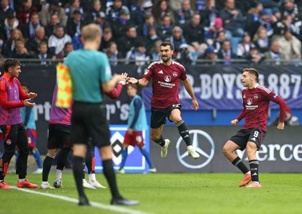 03.11.2024, Fussball 2. Bundesliga 2024 2025, 11. Spieltag, Hamburger SV - 1. FC Nürnberg , im Volksparkstadion Hamburg. Jubel (L-R) Torschütze Mahir Emreli (Nürnberg) und Stefanos Tzimas (Nürnberg) zum Tor zum 1:1