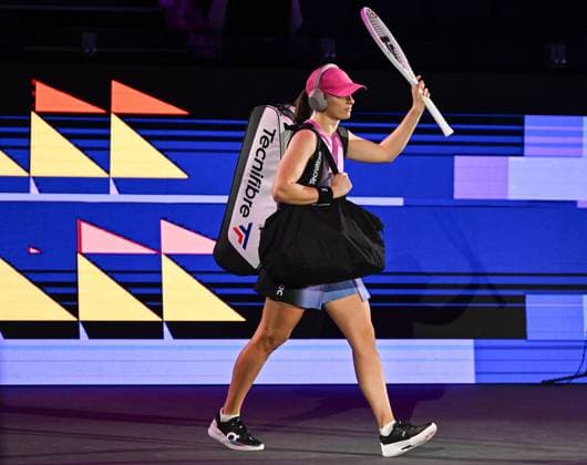 WTA, Tennis Damen Finals 2024 - Day 2 RIYADH, SAUDI ARABIA - NOVEMBER 03: Iga Swiatek of Poland arrives ahead of her match against Barbora Krejcikovas of Czech Republic on day 2 of the 2024 WTA Finals, part of the Hologic WTA Tour, held at King Saud University Indoor Arena on November 03, 2024, in Riyadh, Saudi Arabia. Riyadh Saudi Arabia  Copyright: xArturxWidakx originalFilename:widak-wtafinal241103_npOkt.jpg