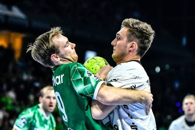 Sport Themen der Woche KW44 Sport Bilder des Tages Handball, Daikin HBL, Fuechse Berlin - THW Kiel 03.11.2024, xdanx, Handball, Daikin HBL, Fuechse Berlin - THW Kiel, v.l.Mathias Gidsel (Füchse Berlin 19),Nikola Bilyk (THW Kiel 53),Zweikampf, Duell, Kampf, tackle Berlin Max Schmeling Halle Berlin Deutschland (DE) *** Handball, Daikin HBL, Fuechse Berlin THW Kiel 03 11 2024, xdanx, Handball, Daikin HBL, Fuechse Berlin THW Kiel, v l Mathias Gidsel Füchse Berlin 19 ,Nikola Bilyk THW Kiel 53 ,duel, duel, fight, tackle Berlin Max Schmeling Halle Berlin Germany EN Copyright: xDanielxLakomskix