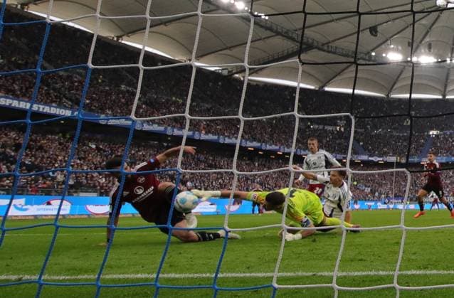 GER, 2. Liga, Hamburger SV vs. 1. FC Nuernberg 03.11.2024, Volksparkstadion, Hamburg, GER, 2. Liga, Hamburger SV vs. 1. FC Nuernberg im Bild picture shows Torwart Parade von Torwart Daniel Heuer Fernandes (Hamburger SV 01) nach Toschuss von Mahir Emreli (1.FC Nuernberg 30) aufgenommen mit der Hintertor Remote Kamera