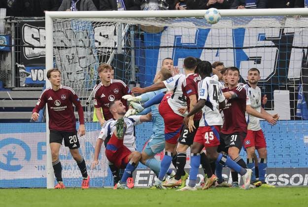 Jan Reichert (1. FC Nuernberg), Finn Jeltsch (1. FC Nuernberg), Lucas Perrin 24(HSV) Fussball, Herren, Saison 2024 2025, 2.BL, Volksparkstadion, Hamburger SV gegen 1.FC Nuernberg, 1-1 DFL REGULATIONS PROHIBIT ANY USE OF PHOTOGRAPHS AS IMAGE SEQUENCES AND OR QUASI-VIDEO.