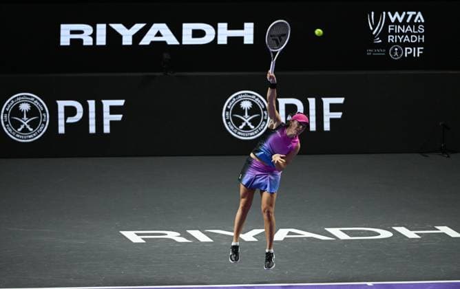 WTA, Tennis Damen Finals 2024 - Day 2 RIYADH, SAUDI ARABIA - NOVEMBER 03: Iga Swiatek of Poland during her match against Barbora Krejcikovas of Czech Republic on day 2 of the 2024 WTA Finals, part of the Hologic WTA Tour, held at King Saud University Indoor Arena on November 03, 2024, in Riyadh, Saudi Arabia. Riyadh Saudi Arabia  Copyright: xArturxWidakx originalFilename:widak-wtafinal241103_npGaf.jpg