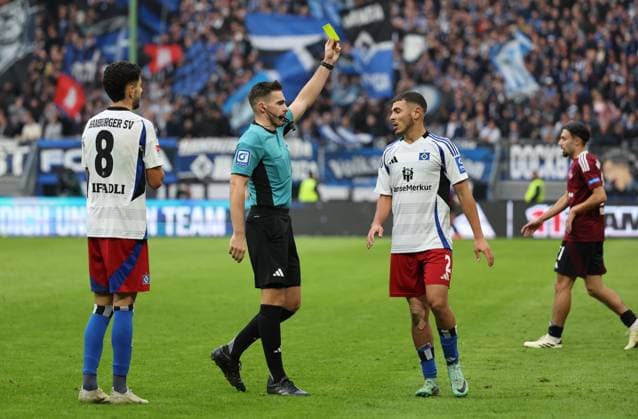 GER, 2. Liga, Hamburger SV vs. 1. FC Nuernberg 03.11.2024, Volksparkstadion, Hamburg, GER, 2. Liga, Hamburger SV vs. 1. FC Nuernberg im Bild picture shows Gelb die Gelbe Karte. Schiedsrichter Tom Bauer zeigt William Mikelbrencis (Hamburger SV 02) die Gelbe Karte