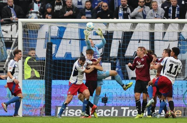 GER, 2. Liga, Hamburger SV vs. 1. FC Nuernberg 03.11.2024, Volksparkstadion, Hamburg, GER, 2. Liga, Hamburger SV vs. 1. FC Nuernberg im Bild picture shows Torwart Jan Reichert (1.FC Nuernberg 01) verliert nach einer Parade den Ball. Lucas Perrin (Hamburger SV 24) kann den Ball dennoch nicht reinmachen, Finn Jeltsch (1.FC Nuernberg 04) blockiert