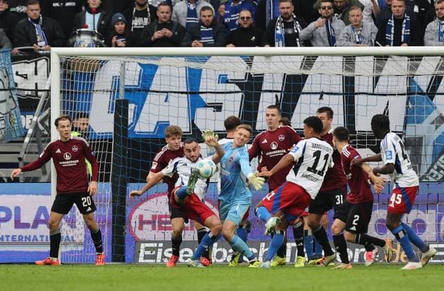 GER, 2. Liga, Hamburger SV vs. 1. FC Nuernberg 03.11.2024, Volksparkstadion, Hamburg, GER, 2. Liga, Hamburger SV vs. 1. FC Nuernberg im Bild picture shows Torwart Jan Reichert (1.FC Nuernberg 01) verliert nach einer Parade den Ball. Lucas Perrin (Hamburger SV 24) kann den Ball dennoch nicht reinmachen, Finn Jeltsch (1.FC Nuernberg 04) blockiert