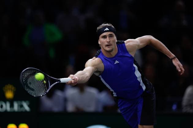 ROLEX PARIS MASTERS TENNIS 2024 Paris, 03.11.2024 Finale, Alexander Zverev (GER) - Ugo Humbert (FRA) v.l. Alexander Zverev (GER) muss sich strecken spielt eine Vorhand. Copyright: AntonioxBorga