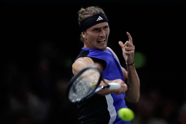 ROLEX PARIS MASTERS TENNIS 2024 Paris, 03.11.2024 Finale, Alexander Zverev (GER) - Ugo Humbert (FRA) v.l. Alexander Zverev (GER) muss sich strecken spielt eine Vorhand. Copyright: AntonioxBorga