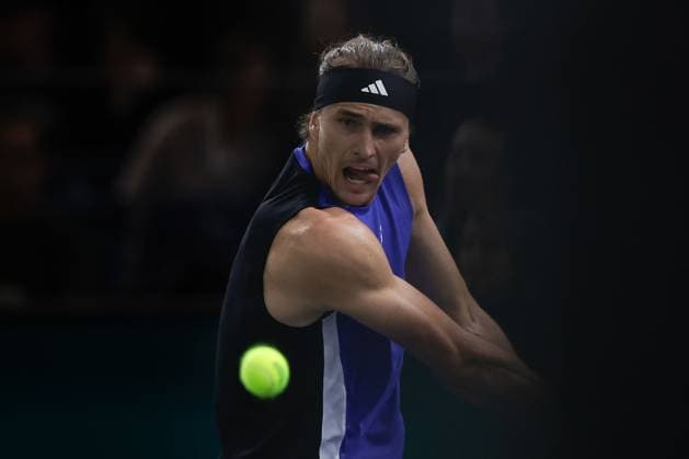 ROLEX PARIS MASTERS TENNIS 2024 Paris, 03.11.2024 Finale, Alexander Zverev (GER) - Ugo Humbert (FRA) v.l. Alexander Zverev (GER) spielt eine Rückhand. Copyright: AntonioxBorga