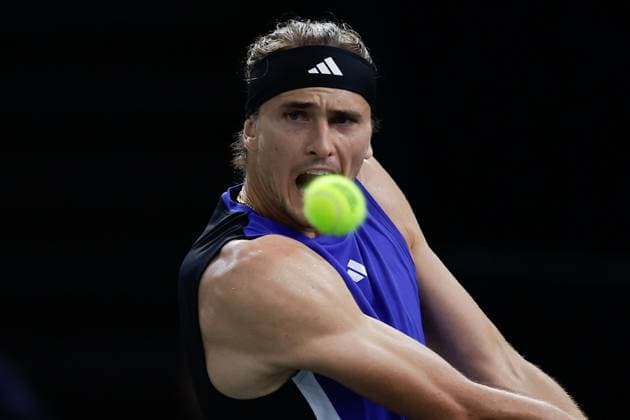 ROLEX PARIS MASTERS TENNIS 2024 Paris, 03.11.2024 Finale, Alexander Zverev (GER) - Ugo Humbert (FRA) v.l. Alexander Zverev (GER) spielt eine Rückhand, den Ball im Blick Copyright: AntonioxBorga