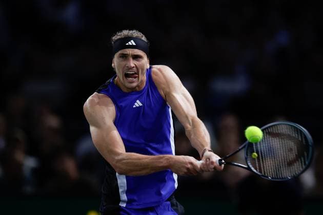 ROLEX PARIS MASTERS TENNIS 2024 Paris, 03.11.2024 Finale, Alexander Zverev (GER) - Ugo Humbert (FRA) v.l. Alexander Zverev (GER) spielt eine Rückhand. Copyright: AntonioxBorga