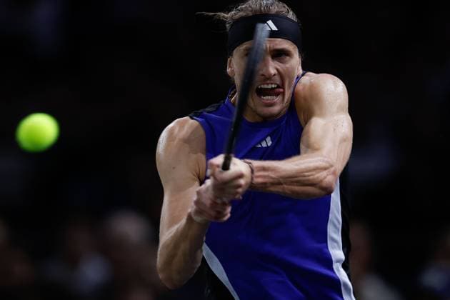 ROLEX PARIS MASTERS TENNIS 2024 Paris, 03.11.2024 Finale, Alexander Zverev (GER) - Ugo Humbert (FRA) v.l. Alexander Zverev (GER) spielt eine Rückhand. Copyright: AntonioxBorga