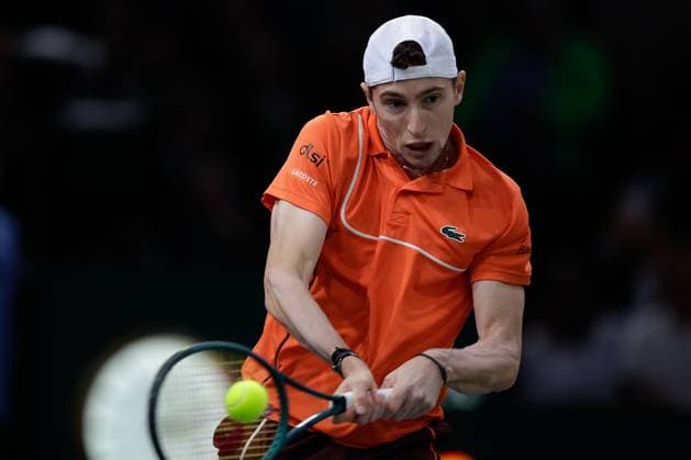 ROLEX PARIS MASTERS TENNIS 2024 Paris, 03.11.2024 Finale, Alexander Zverev (GER) - Ugo Humbert (FRA) v.l. Ugo Humbert (FRA) spielt eine Vorhand. Copyright: AntonioxBorga