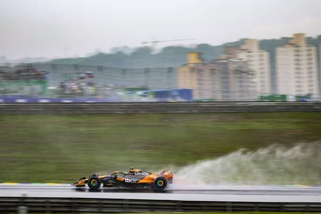 04 NORRIS Lando (gbr), McLaren F1 Team MCL38, action during the Formula 1 Grande Premio de Sao Paulo 2024, 21th round of the 2024 Formula One World Championship, WM, Weltmeisterschaft from November 1 to 3, 2024 on the Interlagos Circuit, in Sao Paulo, Brazil - F1 - SAO PAULO GRAND PRIX 2024 DPPI Panoramic  241103_R21_BRASILE_DP_FGDN0062