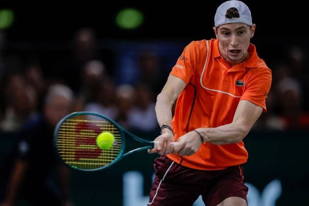 ROLEX PARIS MASTERS TENNIS 2024 Paris, 03.11.2024 Finale, Alexander Zverev (GER) - Ugo Humbert (FRA) v.l. Ugo Humbert (FRA) spielt eine Rückhand. Copyright: AntonioxBorga
