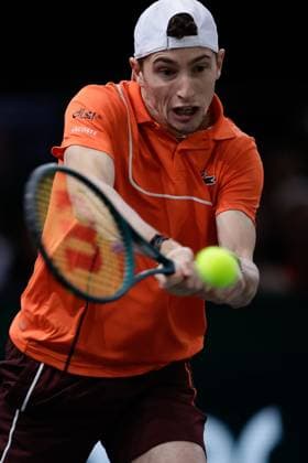 ROLEX PARIS MASTERS TENNIS 2024 Paris, 03.11.2024 Finale, Alexander Zverev (GER) - Ugo Humbert (FRA) v.l. Ugo Humbert (FRA) spielt eine Rückhand. Copyright: AntonioxBorga