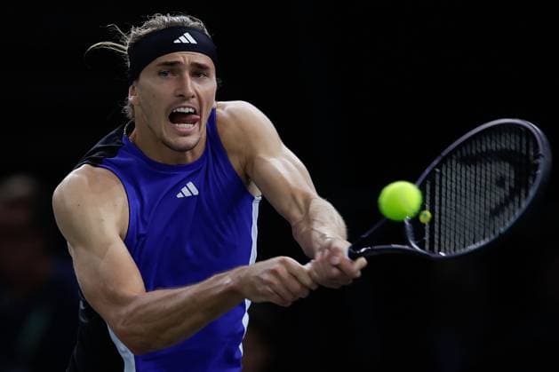 ROLEX PARIS MASTERS TENNIS 2024 Paris, 03.11.2024 Finale, Alexander Zverev (GER) - Ugo Humbert (FRA) v.l. Alexander Zverev (GER) spielt eine Rückhand. Copyright: AntonioxBorga