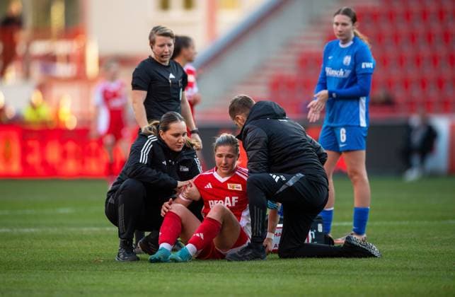 Fussball, Frauen, Saison 2024 2025, 2. Bundesliga (9. Spieltag), 1. FC Union Berlin - SV Meppen, Dina Orschmann (1. FC Union) verletzt am Boden, 03.11.2024, Copyright: xSebastianxRäppold MatthiasxKochx