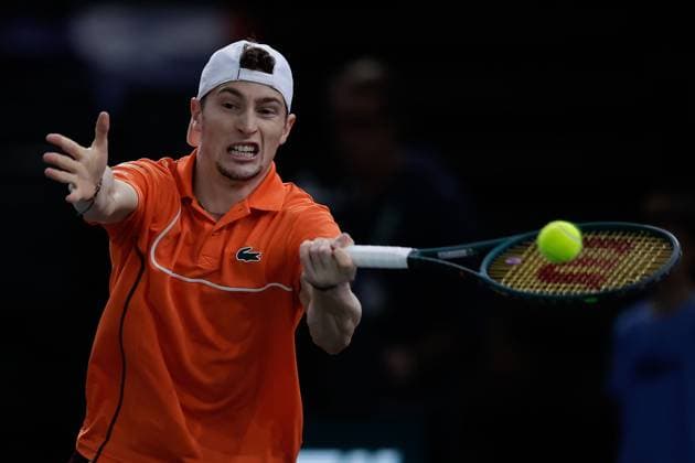 ROLEX PARIS MASTERS TENNIS 2024 Paris, 03.11.2024 Finale, Alexander Zverev (GER) - Ugo Humbert (FRA) v.l. Ugo Humbert (FRA) spielt eine Vorhand. Copyright: AntonioxBorga