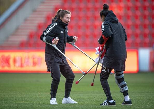 Fussball, Frauen, Saison 2024 2025, 2. Bundesliga (9. Spieltag), 1. FC Union Berlin - SV Meppen, v. l. Katja Orschmann (1. FC Union), Sarah Abu Sabbah (1. FC Union), Jubel nach Abpfiff mit Krücken, 03.11.2024, Copyright: xSebastianxRäppold MatthiasxKochx