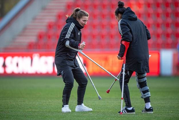 Fussball, Frauen, Saison 2024 2025, 2. Bundesliga (9. Spieltag), 1. FC Union Berlin - SV Meppen, v. l. Katja Orschmann (1. FC Union), Sarah Abu Sabbah (1. FC Union), Jubel nach Abpfiff mit Krücken, 03.11.2024, Copyright: xSebastianxRäppold MatthiasxKochx