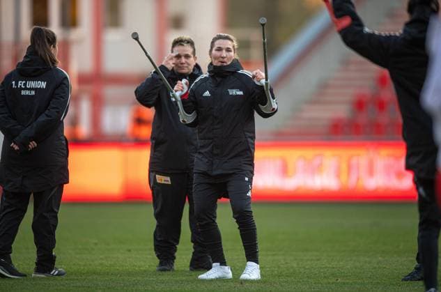 Fussball, Frauen, Saison 2024 2025, 2. Bundesliga (9. Spieltag), 1. FC Union Berlin - SV Meppen, Katja Orschmann (1. FC Union), Jubel nach Abpfiff mit Krücken, 03.11.2024, Copyright: xSebastianxRäppold MatthiasxKochx