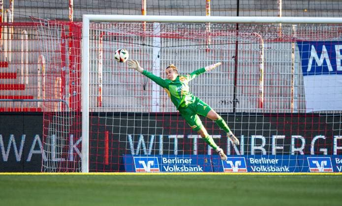 Fussball, Frauen, Saison 2024 2025, 2. Bundesliga (9. Spieltag), 1. FC Union Berlin - SV Meppen, Torhüterin Cara Bösl (1. FC Union) pariert einen Schuss von Akane Miyoshi (SV Meppen), 03.11.2024, Copyright: xSebastianxRäppold MatthiasxKochx