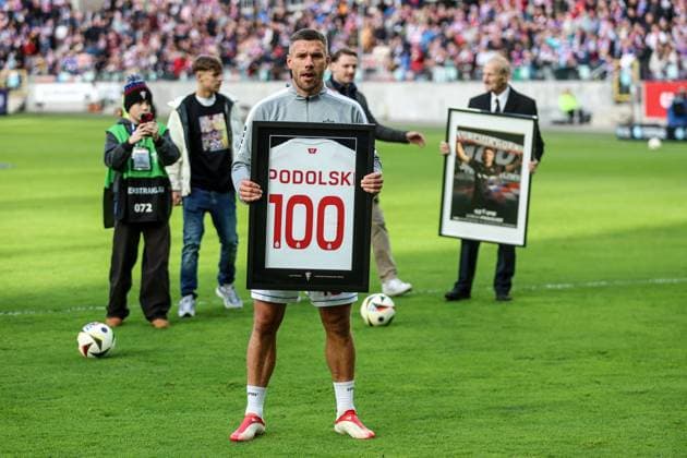 Bilder des Jahres 2024, Sport 11 November Sport Themen der Woche KW44 Sport Bilder des Tages Fußball, Gornik Zabrze - Jagiellonia Bialystok, Ehrung für Lukas Podolski ZABRZE 03.11.2024 MECZ PKO EKSTRAKLASA SEZON 2024 25 POLISH FOOTBALL TOP LEAGUE MATCH : GORNIK ZABRZE - JAGIELLONIA BIALYSTOK LUKAS PODOLSKI FOT. MICHAL CHWIEDUK FOKUSMEDIA.COM.PL NEWSPIX.PL --- newspix.pl 