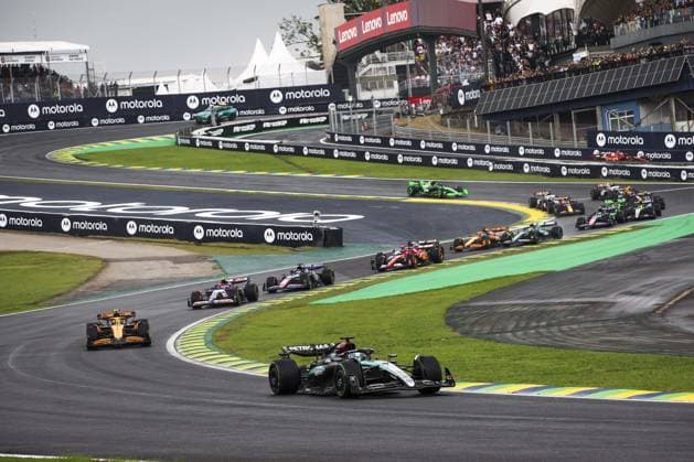 63 RUSSELL George (gbr), Mercedes AMG F1 Team W15, 04 NORRIS Lando (gbr), McLaren F1 Team MCL38, 22 TSUNODA Yuki (jap), Visa Cash App RB F1 Team VCARB 01, action, start of the race, depart, during the Formula 1 Grande Premio de Sao Paulo 2024, 21th round of the 2024 Formula One World Championship, WM, Weltmeisterschaft from November 1 to 3, 2024 on the Interlagos Circuit, in Sao Paulo, Brazil - F1 - SAO PAULO GRAND PRIX 2024 DPPI Panoramic 241103_R21_BRASILE_DP_XB3_4491
