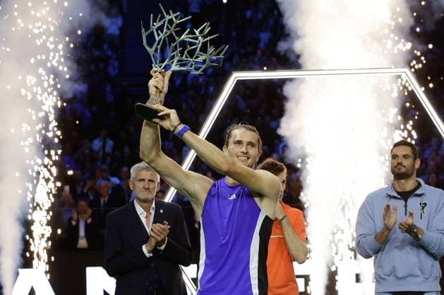 ROLEX PARIS MASTERS TENNIS 2024 Paris, 03.11.2024 Finale, Alexander Zverev (GER) - Ugo Humbert (FRA) v.l. Siegerehrung Rolex Masters 2024, Sieger Alexander Zverev (GER) mit Pokal Copyright: AntonioxBorga