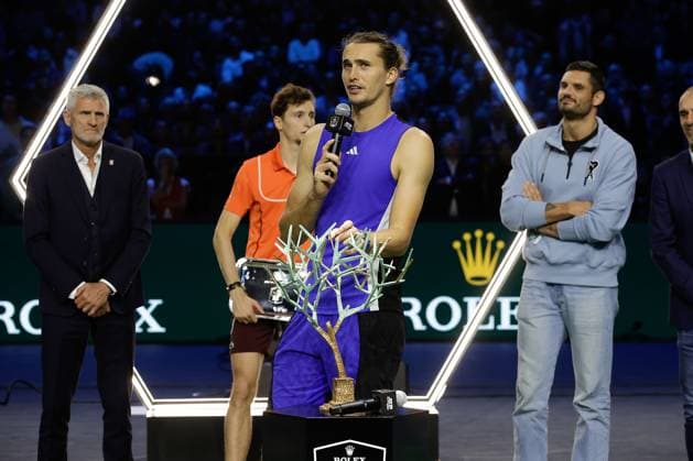 ROLEX PARIS MASTERS TENNIS 2024 Paris, 03.11.2024 Finale, Alexander Zverev (GER) - Ugo Humbert (FRA) v.l. Siegerehrung Rolex Masters 2024 Alexander Zverev (GER) bedankt sich beim Publikum, mit Pokal Copyright: AntonioxBorga