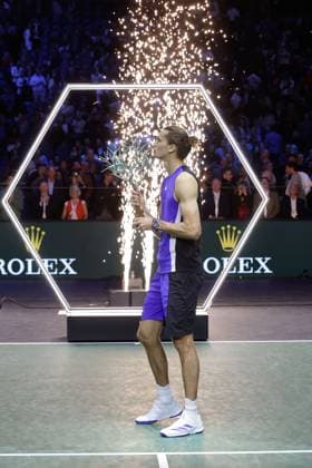 ROLEX PARIS MASTERS TENNIS 2024 Paris, 03.11.2024 Finale, Alexander Zverev (GER) - Ugo Humbert (FRA) v.l. Siegerehrung Rolex Masters 2024, Sieger Alexander Zverev (GER) mit Pokal, küsst den Pokal Copyright: AntonioxBorga
