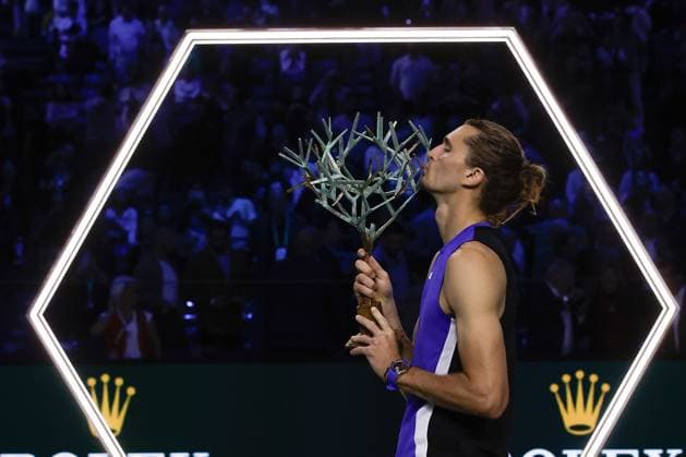 ROLEX PARIS MASTERS TENNIS 2024 Paris, 03.11.2024 Finale, Alexander Zverev (GER) - Ugo Humbert (FRA) v.l. Siegerehrung Rolex Masters 2024, Sieger Alexander Zverev (GER) mit Pokal, küsst den Pokal Copyright: AntonioxBorga