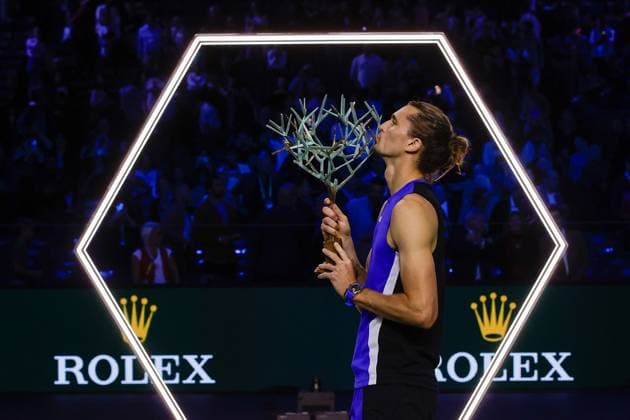 ROLEX PARIS MASTERS TENNIS 2024 Paris, 03.11.2024 Finale, Alexander Zverev (GER) - Ugo Humbert (FRA) v.l. Siegerehrung Rolex Masters 2024, Sieger Alexander Zverev (GER) mit Pokal, küsst den Pokal Copyright: AntonioxBorga