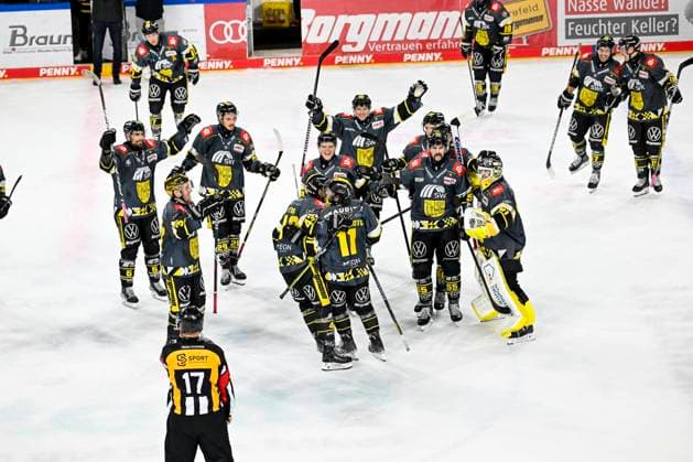 Bilder des Jahres 2024, Sport 11 November Sport Themen der Woche KW44 Eishockey DEL2 - 24 25 - 17. Spieltag: Krefeld Pinguine vs Kassel Huskies am 03.11.2024 in der Yayla Arena in Krefeld Krefelder Spieler strömen auf den Torschützen zu nach dem Sieg in Overtime Verlängerung *** Ice Hockey DEL2 24 25 17 Matchday Krefeld Pinguine vs Kassel Huskies on 03 11 2024 at the Yayla Arena in Krefeld Krefeld players stream towards the scorer after the win in overtime extra time WD