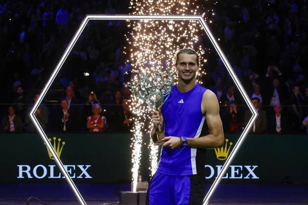 ROLEX PARIS MASTERS TENNIS 2024 Paris, 03.11.2024 Finale, Alexander Zverev (GER) - Ugo Humbert (FRA) v.l. Siegerehrung Rolex Masters 2024, Sieger Alexander Zverev (GER) mit Pokal, lacht, freut sich Copyright: AntonioxBorga