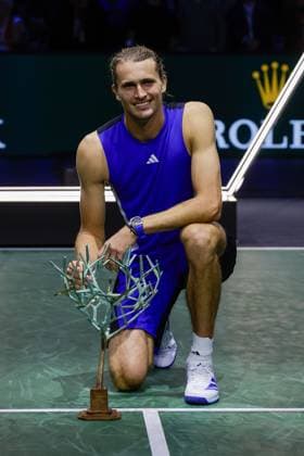 ROLEX PARIS MASTERS TENNIS 2024 Paris, 03.11.2024 Finale, Alexander Zverev (GER) - Ugo Humbert (FRA) v.l. Siegerehrung Rolex Masters 2024, Sieger Alexander Zverev (GER) mit Pokal, lacht, freut sich Copyright: AntonioxBorga