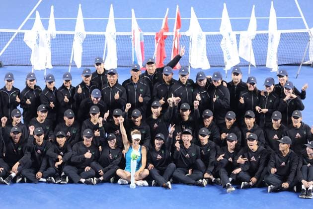 China Jiujiang WTA, Tennis Damen Jiangxi Open Viktorija Golubic of Switzerland celebrates with the volunteers after winning the WTA Jiangxi Open in Jiujiang in central China s Jiangxi province Sunday, Nov. 03, 2024. Golubic beat Rebecca Sramkova of Slovakia in the final by 6-3, 7-5., Credit:FEATURECHINA Avalon CHINA, JIANGXI, JIUJIANG  Copyright: xFEATURECHINAx xAvalonx 0777791908st