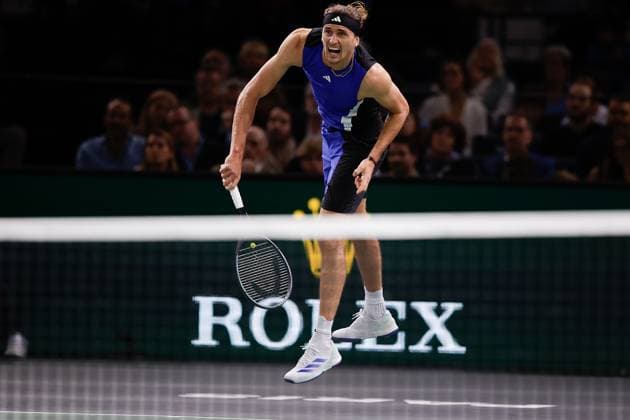 ROLEX PARIS MASTERS TENNIS 2024 Paris, 03.11.2024 Finale, Alexander Zverev (GER) - Ugo Humbert (FRA) v.l. Siegerehrung Rolex Masters 2024, Sieger Alexander Zverev (GER) macht einen Aufschlag. Copyright: AntonioxBorga