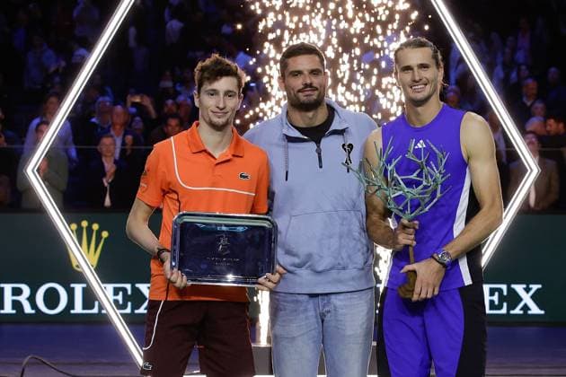 ROLEX PARIS MASTERS TENNIS 2024 Paris, 03.11.2024 Finale, Alexander Zverev (GER) - Ugo Humbert (FRA) v.l. Siegerehrung Rolex Masters 2024, Ugo Humbert (FRA) mot Pokal, Florent MANAUDOU, Sieger Alexander Zverev (GER) mit Pokal Copyright: AntonioxBorga