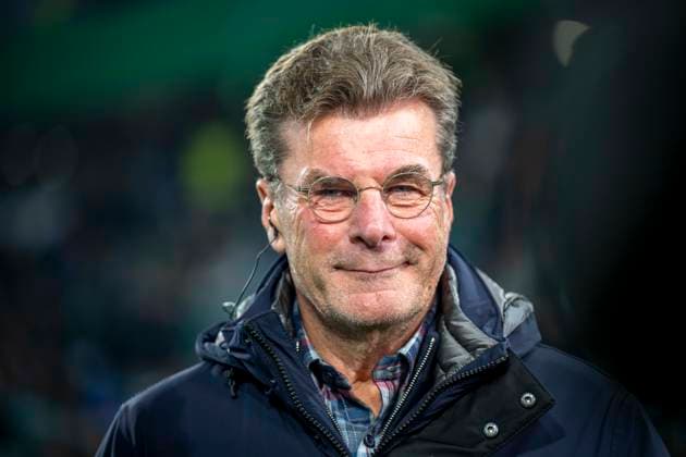29.10.2024: Fußball: DFB-Pokal, 2. Runde, VfL Wolfsburg - Borussia Dortmund in der Volkswagen Arena. Dieter Hecking betritt das Stadion. Wichtiger Hinweis: Gemaess den Vorgaben der DFL Deutsche Fussball Liga bzw. des DFB Deutscher Fussball-Bund ist es untersagt, in dem Stadion und oder vom Spiel angefertigte Fotoaufnahmen in Form von Sequenzbildern und oder videoaehnlichen Fotostrecken zu verwerten bzw. verwerten zu lassen. Copyright: xDavidxInderliedx
