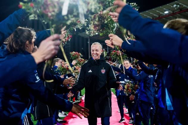 Bilder des Jahres 2024, Sport 11 November Sport Themen der Woche KW44 241103 Rosengards Caroline Seger hyllas fotbollsmatchen i Damallsvenskan mellan Rosengard och Linköping den 3 november 2024 i Malmö. *** 241103 Rosengards Caroline Seger is honored at the Damallsvenskan football match between Rosengard and Linköping on November 3, 2024 in Malmö  Copyright: CHRISTIANxÖRNBERG BB241103CO070