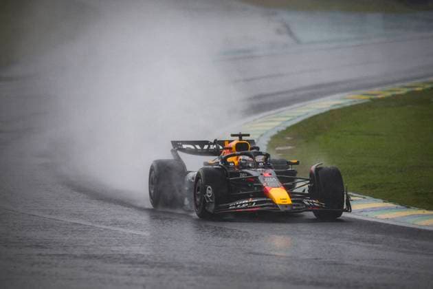 01 VERSTAPPEN Max (nld), Red Bull Racing RB20, action during the Formula 1 Grande Premio de Sao Paulo 2024, 21th round of the 2024 Formula One World Championship, WM, Weltmeisterschaft from November 1 to 3, 2024 on the Interlagos Circuit, in Sao Paulo, Brazil - F1 - SAO PAULO GRAND PRIX 2024 DPPI Panoramic  241103_R21_BRASILE_DP_XB3_4697