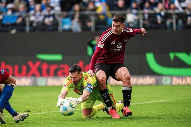 Torschuss Torchance Stefanos Tzimas (1. FC Nuernberg, 09), Daniel Heuer Fernandes (Hamburger SV, 01) haelt GER, Hamburger SV vs. 1. FC Nuernberg, Fussball, 2. Bundesliga, Spieltag 11, Saison 2024 2025, 03.11.2024 DFL REGULATIONS PROHIBIT ANY USE OF PHOTOGRAPHS AS IMAGE SEQUENCES AND OR QUASI-VIDEO GER, Hamburger SV vs. 1. FC Nuernberg, Fussball, 2. Bundesliga, Spieltag 11, Saison 2024 2025, 03.11.2024 Hamburg