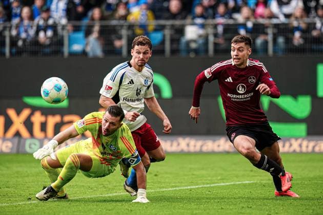 Torschuss Torchance Stefanos Tzimas (1. FC Nuernberg, 09), Daniel Heuer Fernandes (Hamburger SV, 01) haelt GER, Hamburger SV vs. 1. FC Nuernberg, Fussball, 2. Bundesliga, Spieltag 11, Saison 2024 2025, 03.11.2024 DFL REGULATIONS PROHIBIT ANY USE OF PHOTOGRAPHS AS IMAGE SEQUENCES AND OR QUASI-VIDEO GER, Hamburger SV vs. 1. FC Nuernberg, Fussball, 2. Bundesliga, Spieltag 11, Saison 2024 2025, 03.11.2024 Hamburg