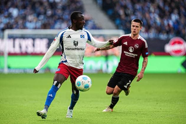 Jean-Luc Dompe (Hamburger SV, 07), Oliver Villadsen (1. FC Nuernberg, 02) GER, Hamburger SV vs. 1. FC Nuernberg, Fussball, 2. Bundesliga, Spieltag 11, Saison 2024 2025, 03.11.2024 DFL REGULATIONS PROHIBIT ANY USE OF PHOTOGRAPHS AS IMAGE SEQUENCES AND OR QUASI-VIDEO GER, Hamburger SV vs. 1. FC Nuernberg, Fussball, 2. Bundesliga, Spieltag 11, Saison 2024 2025, 03.11.2024 Hamburg