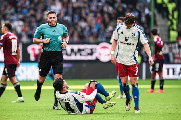 Verletzung Ludovit Reis (Hamburger SV, 14) GER, Hamburger SV vs. 1. FC Nuernberg, Fussball, 2. Bundesliga, Spieltag 11, Saison 2024 2025, 03.11.2024 DFL REGULATIONS PROHIBIT ANY USE OF PHOTOGRAPHS AS IMAGE SEQUENCES AND OR QUASI-VIDEO GER, Hamburger SV vs. 1. FC Nuernberg, Fussball, 2. Bundesliga, Spieltag 11, Saison 2024 2025, 03.11.2024 Hamburg