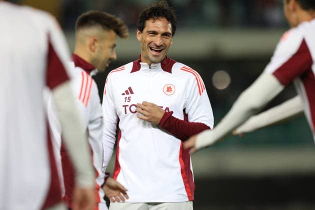 Sport Bilder des Tages Fußball, Hellas Verona - AS Rom November 3, 2024, Verone, Veneto, Italy: MATS HUMMELS of AS Roma warms up ahead of the Matchday 11 of the Lega Serie A 2024 25 between HELLAS VERONA and AS ROMA at the Stadio Bentegodi in Verone, Italy Verone Italy - ZUMAc179 20241103_zep_c179_028 Copyright: xMickaelxChavetx