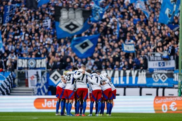 Hamburg, 3. November 2024 - Fußball, 2. Bundesliga 2024 25, Hamburger SV - 1. FC Nürnberg: Spieler des Hamburger SV schwören sich ein DFL REGULATIONS PROHIBIT ANY USE OF PHOTOGRAPHS AS IMAGE SEQUENCES AND OR QUASI-VIDEO.